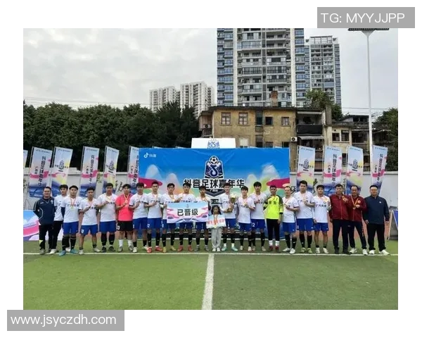 香港足球明星队齐聚一堂共享美食畅谈足球梦想与未来发展